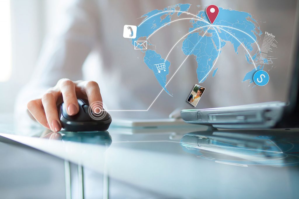 Mujer con oficina virtual haciendo click en un mouse junto a su laptop
